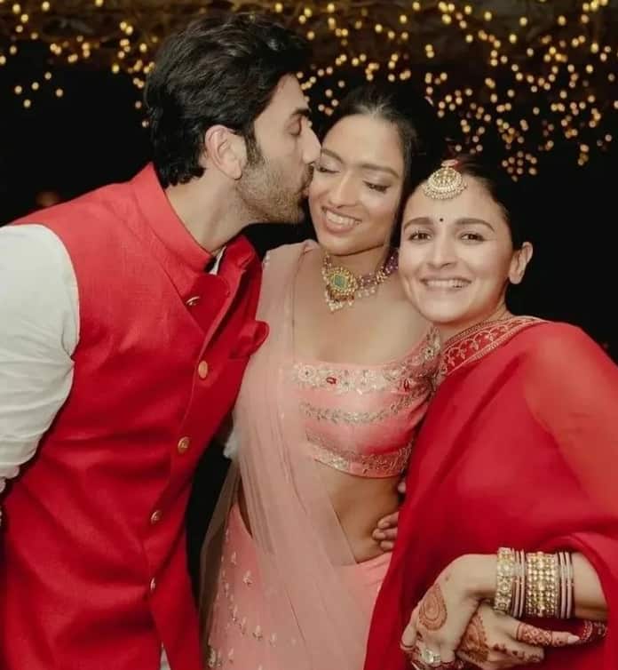 Alia and Ranbir pose with their common friend