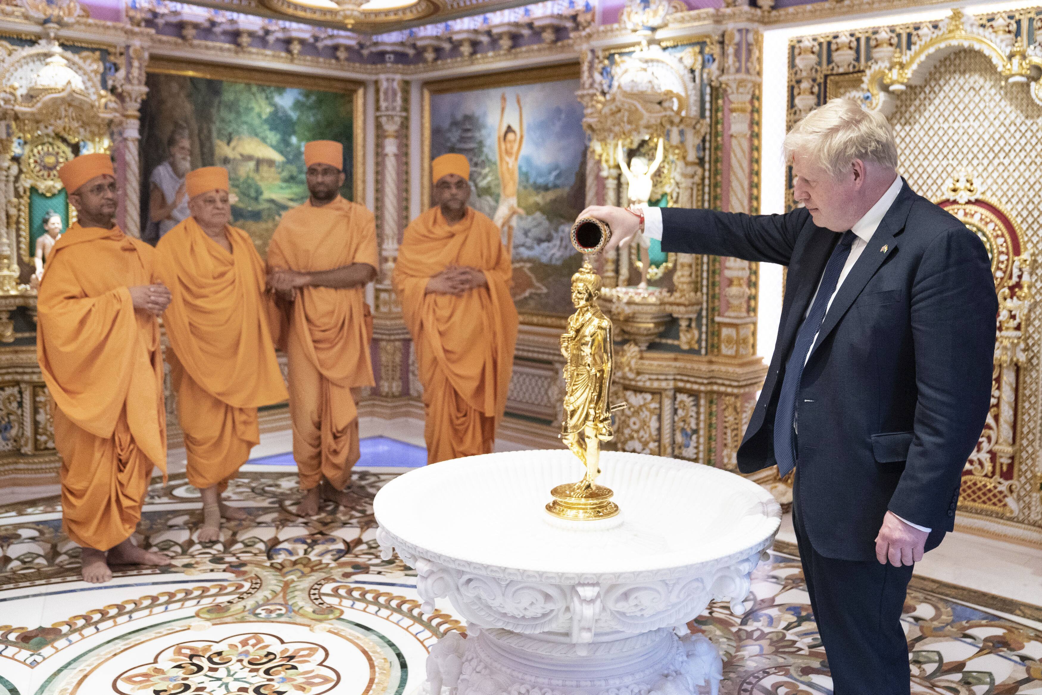 British PM Boris Johnson performs Indian traditions at Akshardham Temple in Gujarat