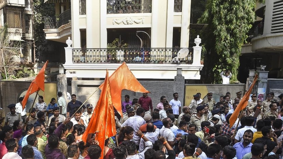 High drama at Matoshree as Navneet Rana decides to recite Hanuman Chalisa outside Uddhav&#039;s house