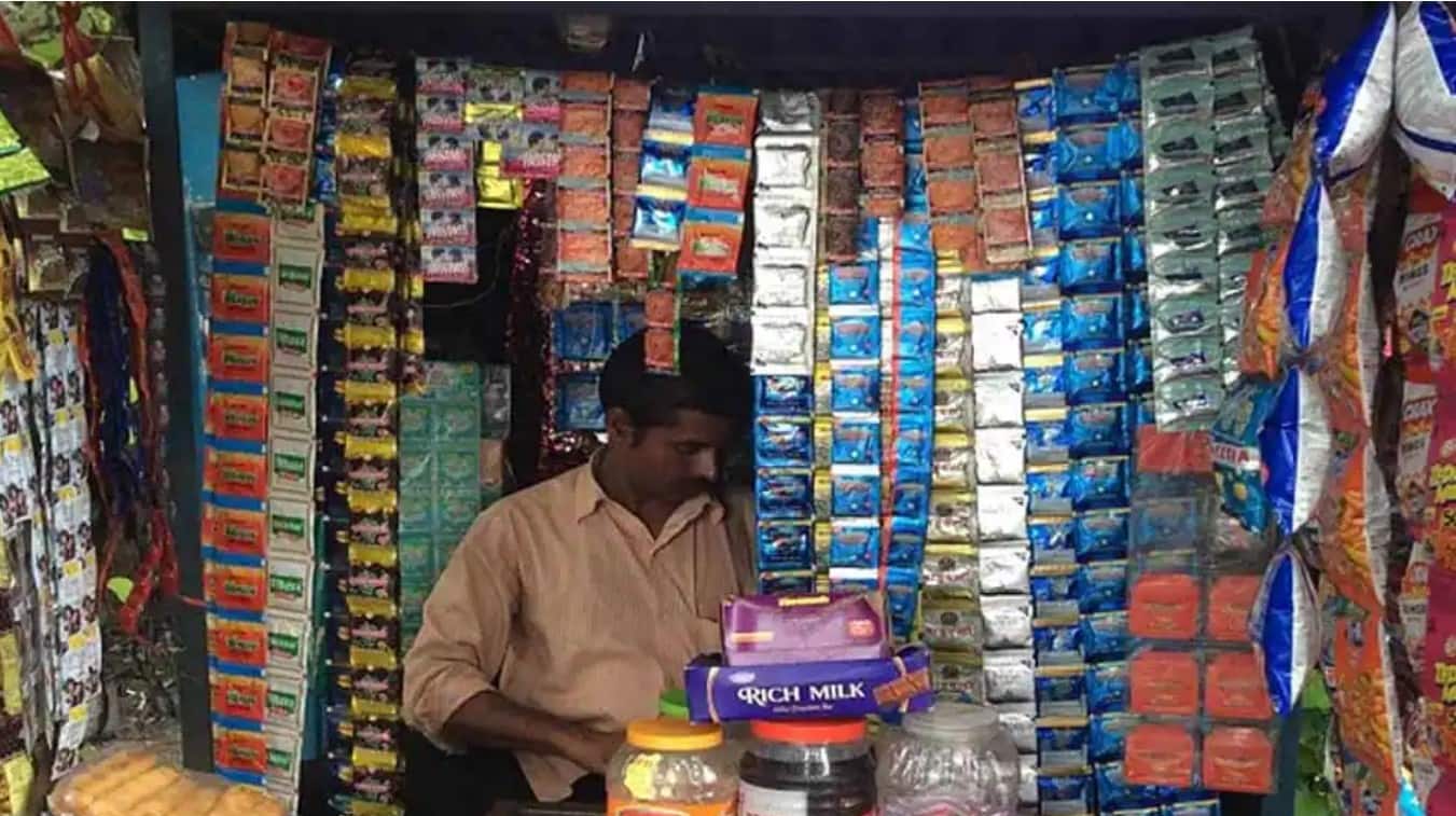 IAS officer highlights Gutkha menace at Howrah bridge - Vimarsana News