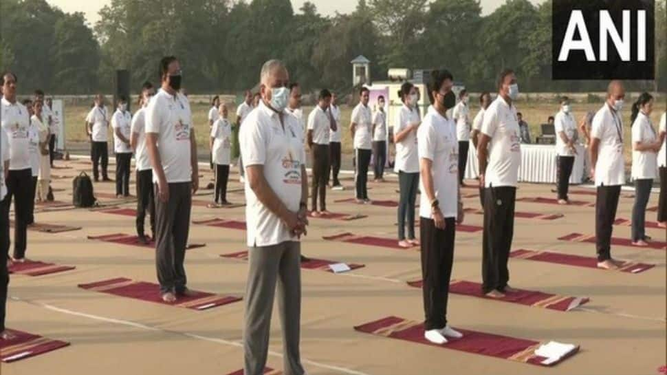 Jyotiraditya Scindia, Gen VK Singh inaugurate mega &#039;Yog Prabha&#039; event in Delhi