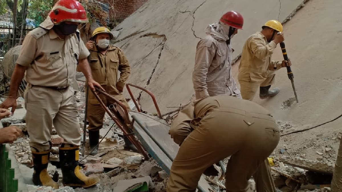 Delhi Building Collapses In Satya Niketan Many Feared Trapped Zee News Delhi Building Collapses In Satya Niketan Many Feared Trapped Zee News