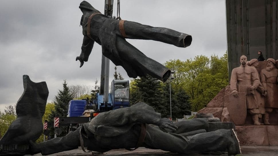 Kyiv pulls down a Soviet-era statue symbolic of Russian-Ukrainian friendship