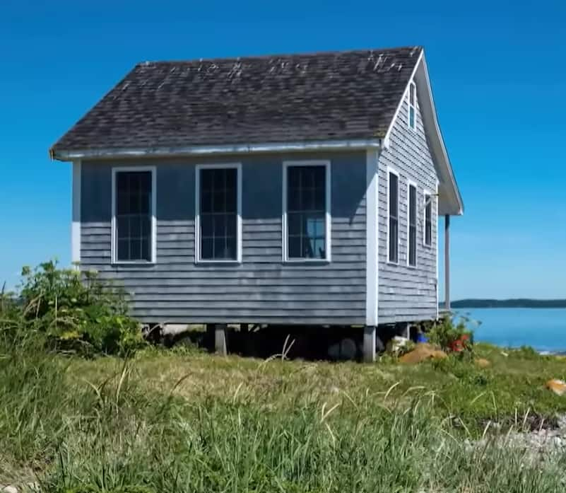 The house offers pristine view of the sea