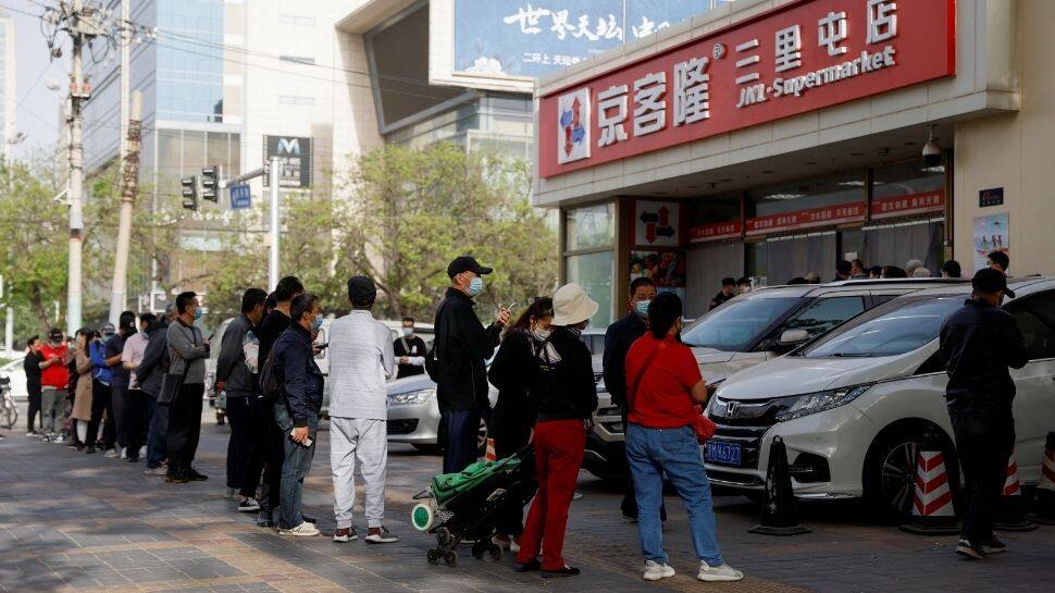 Beijing residents stocks up food and other supplies