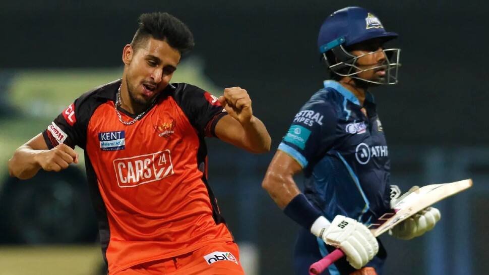 Sunrisers Hyderabad pacer Umran Malik (left) celebrates after dismissing Hardik Pandya of Gujarat Titans in their IPL 2022 match. Malik claimed 5/25, his maiden five-wicket haul in IPL. (Photo: BCCI/IPL)