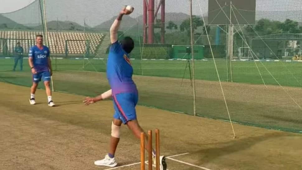 Baye Hath Ka Khel: Mumbai Indians&#039; Jasprit Bumrah turns left-arm pacer in nets ahead of Rajasthan Royals clash in IPL 2022, WATCH