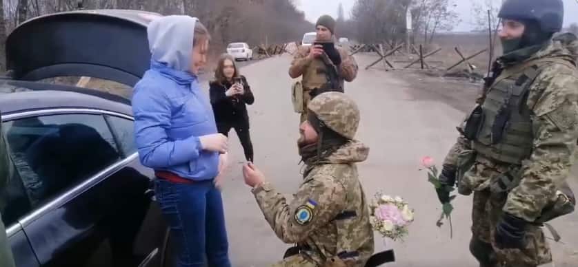 Ukrainian soldier proposes girlfriend during war with Russia
