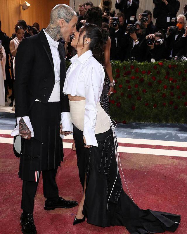 Kourtney Kardashian, Travis Barker share a kiss at Met Gala 2022