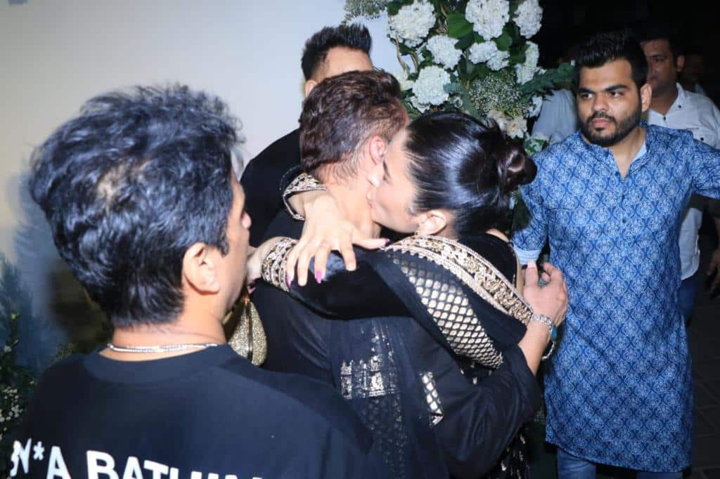 Shehnaaz kisses Salman Khan