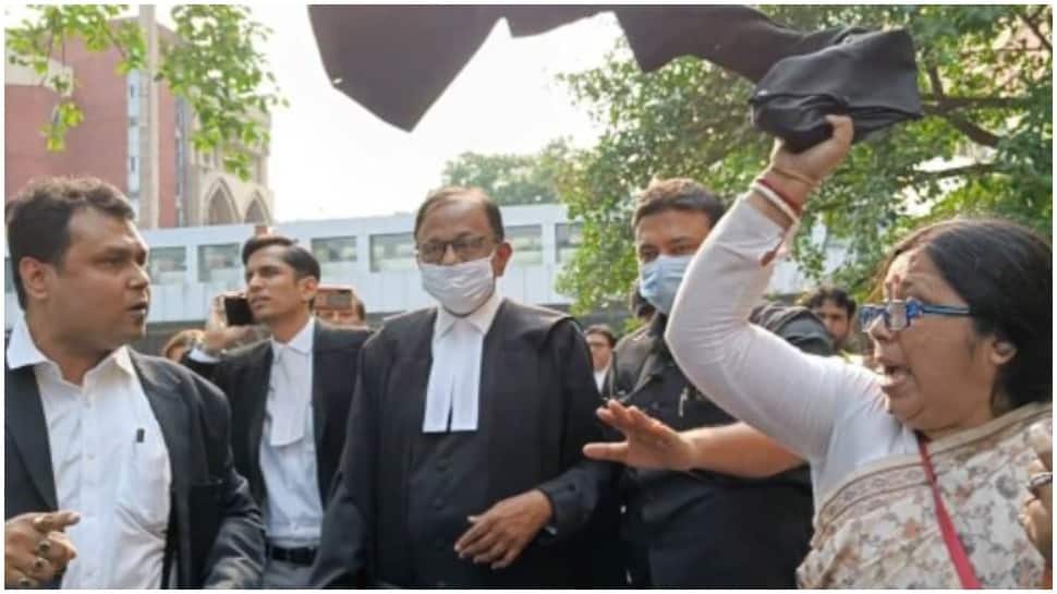 &#039;TMC Ka Dalal&#039;: Lawyers heckle P Chidambaram at Calcutta High Court premises- Watch Video