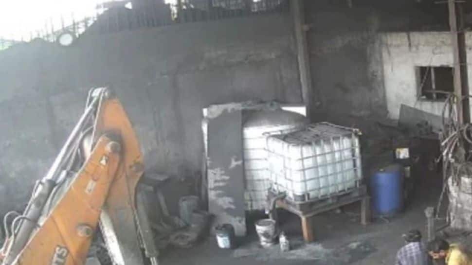 Shocking! Two killed after crane tyre explodes while air being refilled - Watch here Shocking! Two killed after crane tyre explodes while air being refilled - Watch here