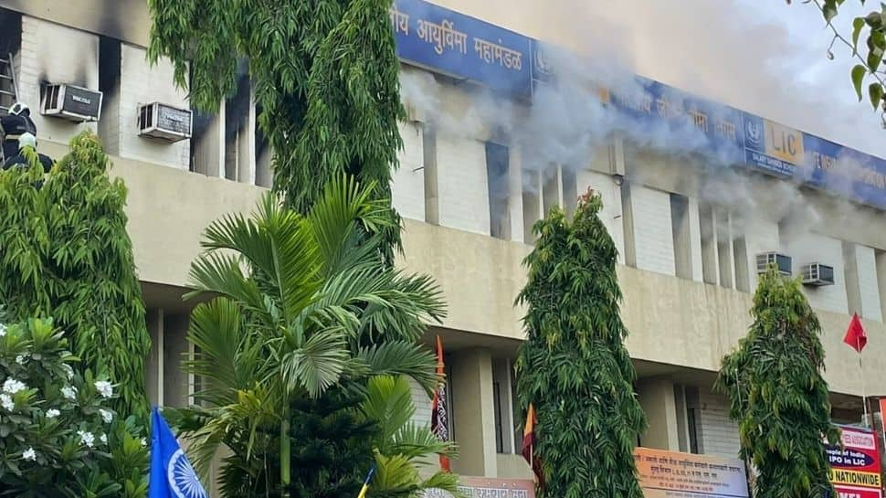 Mumbai Fire: LIC building burns, 8 fire engines on spot - WATCH!