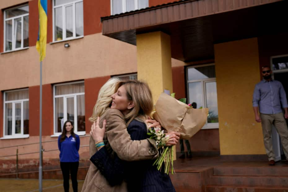 Jill Biden gave flowers to Olena Zelenska