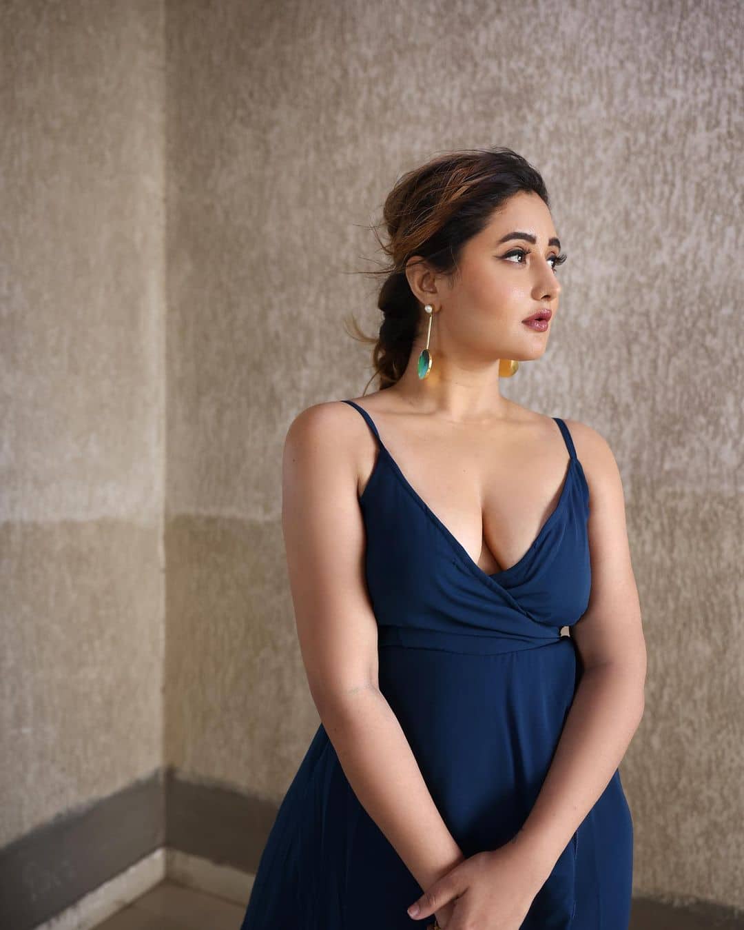 Telugu Ankar Sex Rashmi Vidio - Rashmi Desai drives away Monday blues in a sexy blue dress: PICS | News |  Zee News