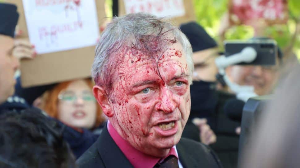 Jour de la Victoire : l’ambassadeur russe éclaboussé de peinture rouge par des manifestants en colère |  Nouvelles du monde