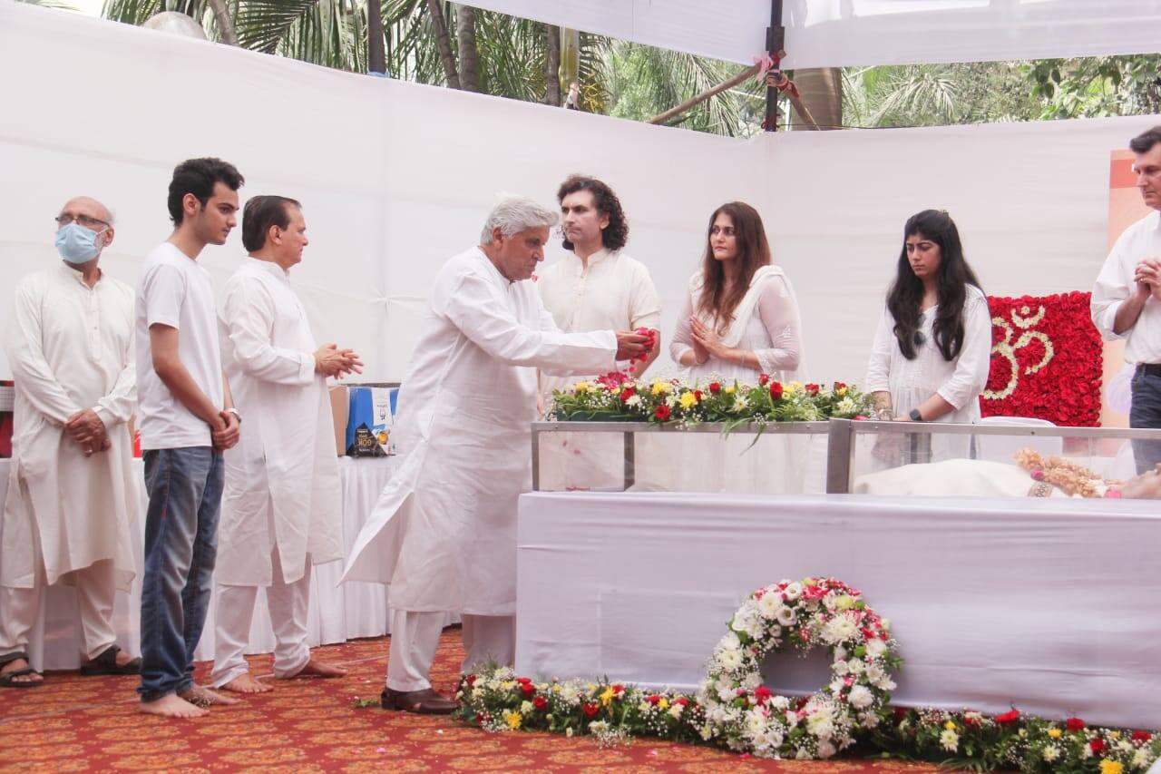 Javed Akhtar at Shivkumar Sharma's funeral