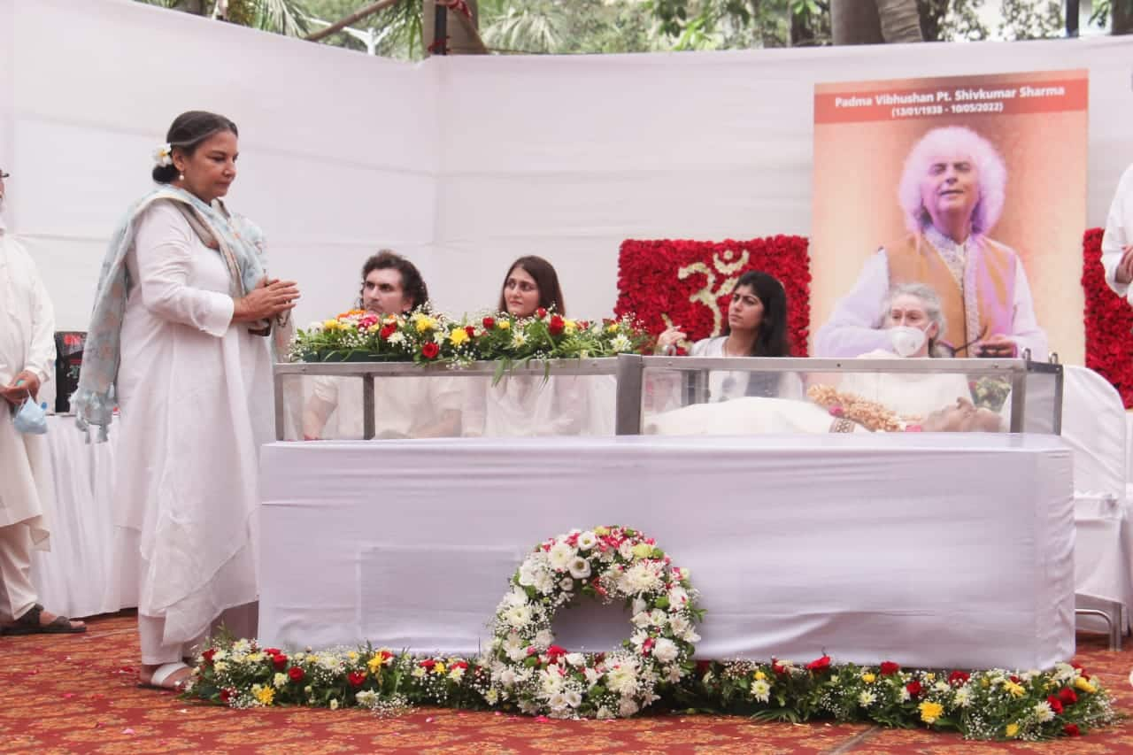 Shabana Azmi attends Shivkumar Sharma's last rites