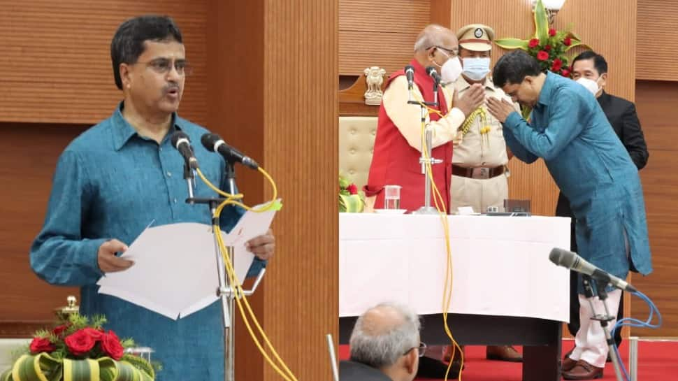 Manik Saha takes oath as Tripura&#039;s new CM; Biplab Kumar Deb, other BJP leaders attend ceremony