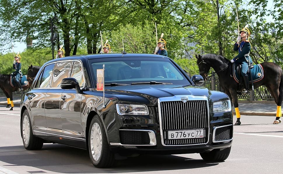 https://english.cdn.zeenews.com/sites/default/files/2022/05/16/1043098-aurus-senat-presidential-limousine.jpg