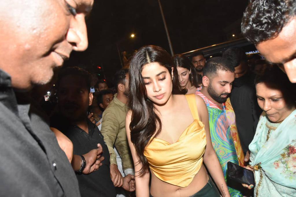 Janhvi Kapoor looks super hot in yellow and green 