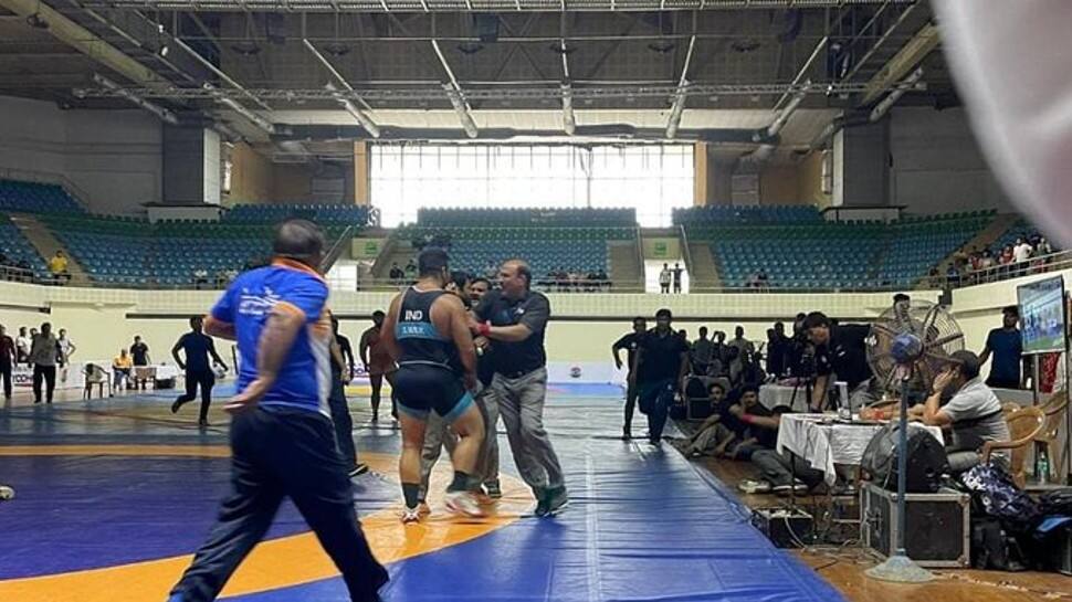 THIS Indian wrestler BANNED for life for punching referee during Commonwealth Games 2022 trials thumbnail