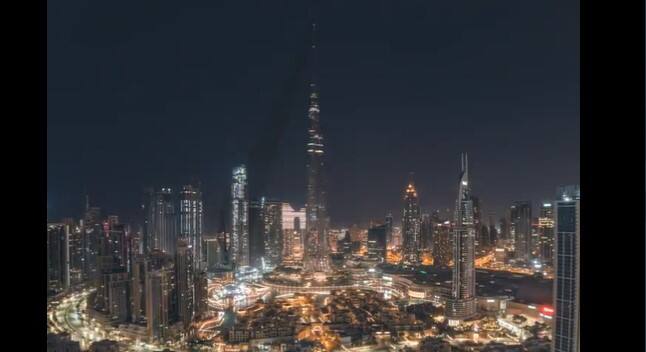 Burj Khalifa, world&#039;s tallest building, disappears behind dust - watch video