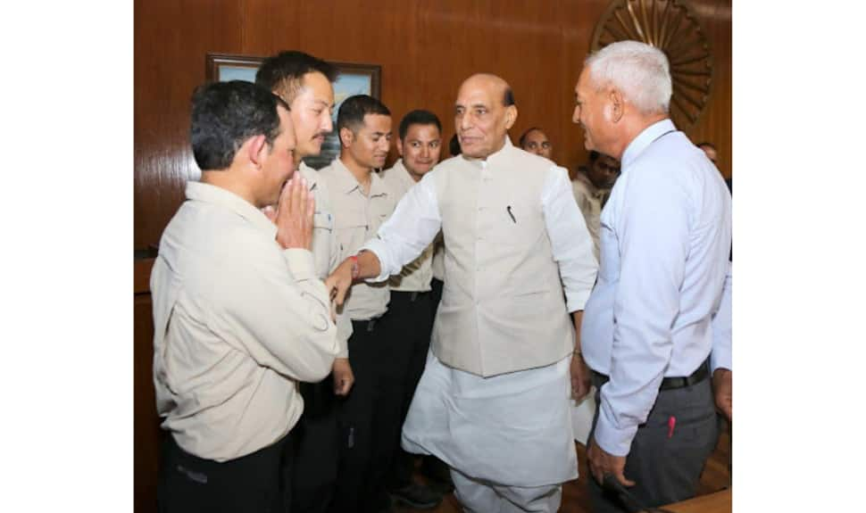 Rakshya Mantri Rajnath Singh interacts with TMR to applaud their work