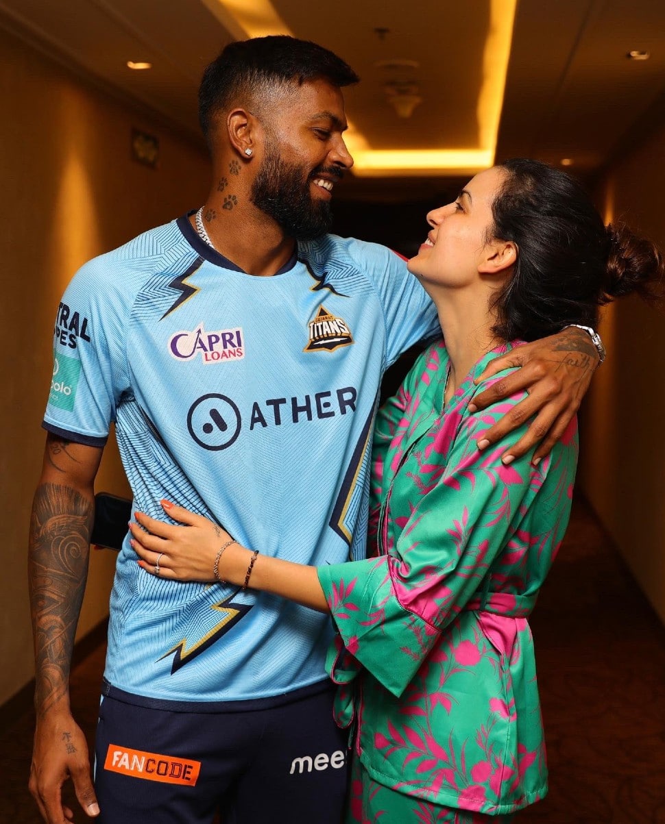 Gujarat Titans captain Hardik Pandya enjoys a cozy moment with wife Natasa Stankovic during IPL 2022. (Source: Twitter)