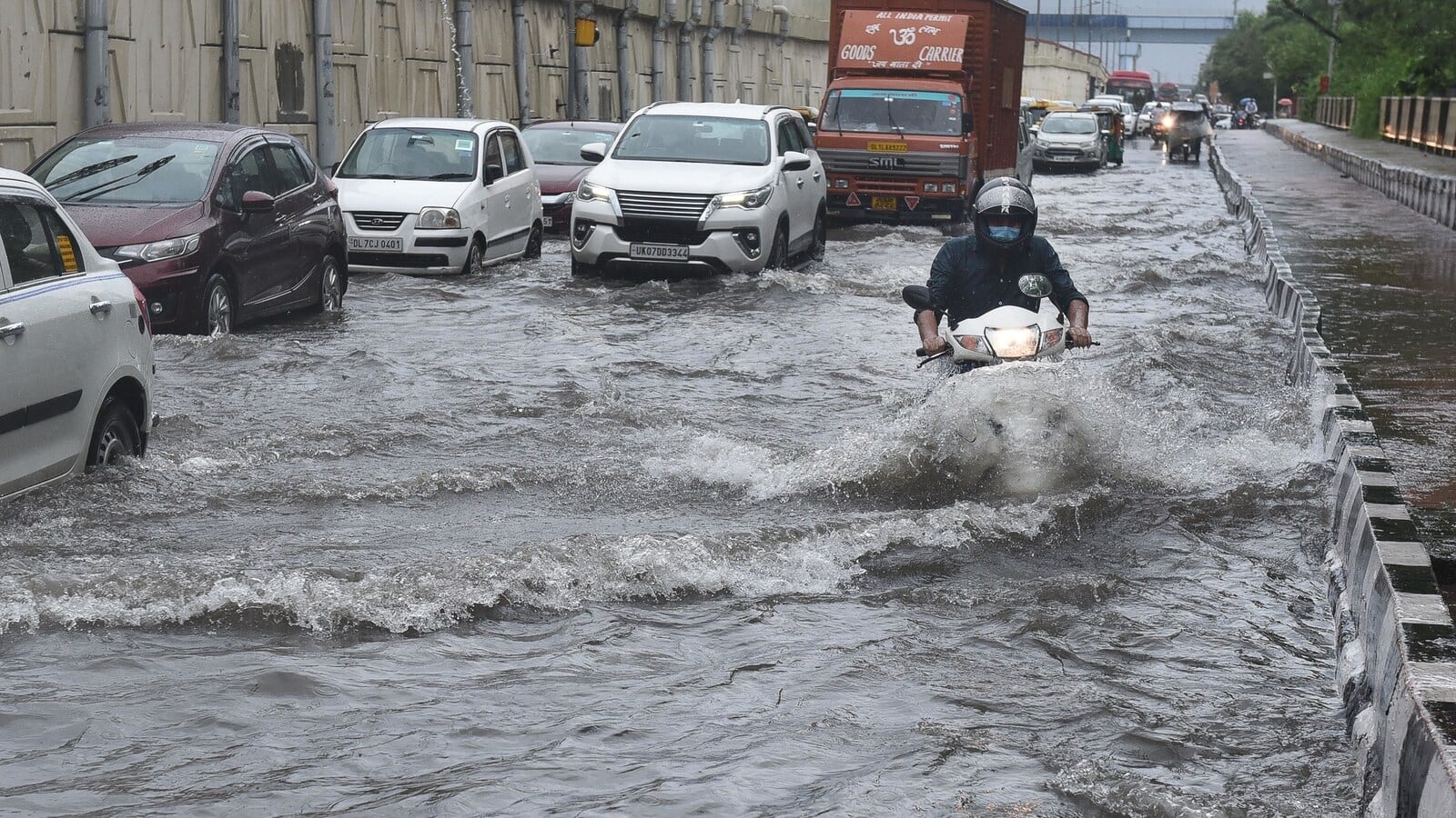 Namaste India: Heavy rainfall causes traffic jam in Delhi- NCR | Zee News