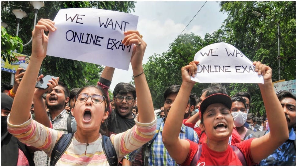 Calcutta University&#039;s students hold protest, demand online examinations