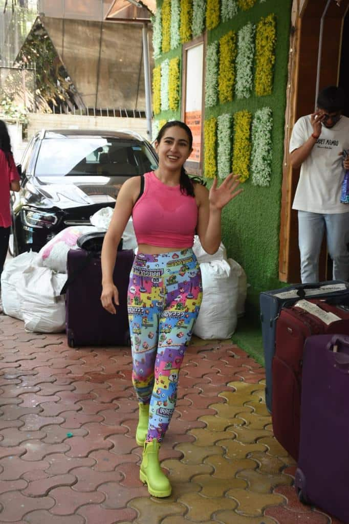 Sara Ali Khan grabs limelight in funky printed blue pants and pink crop top  as she visits Manish Malhotra: PICS, News