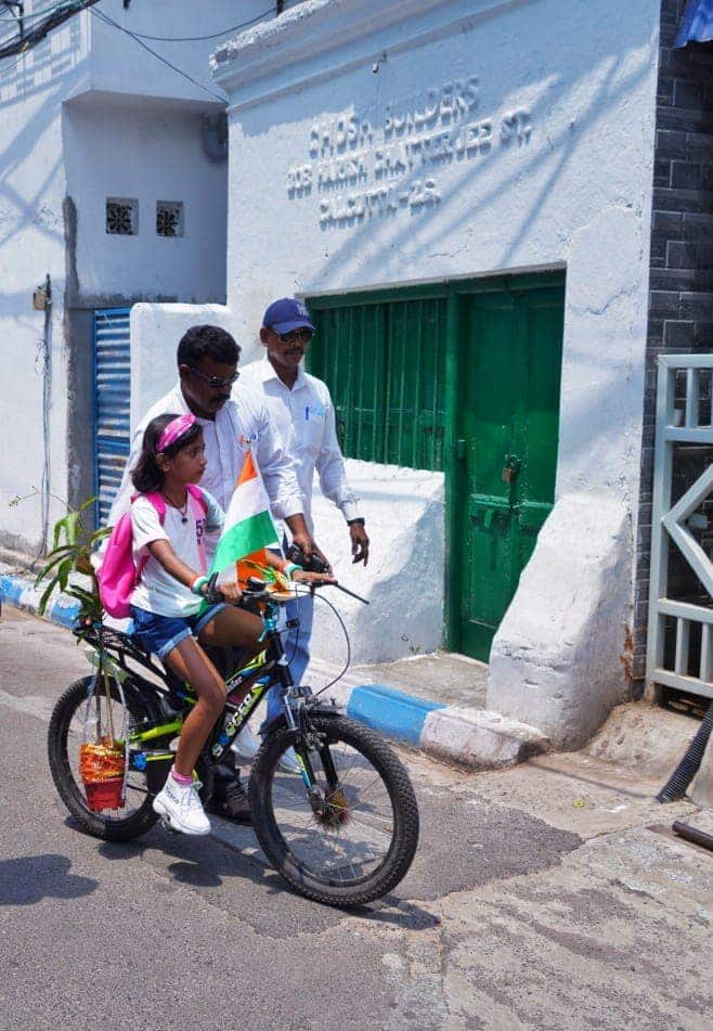 Girl gifted CM Mamata Banerjee mango pulps and pickles