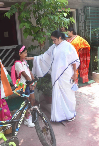 8-year-old Sayantika Das travels from Malda to Kalighat to meet CM Mamata Banerjee