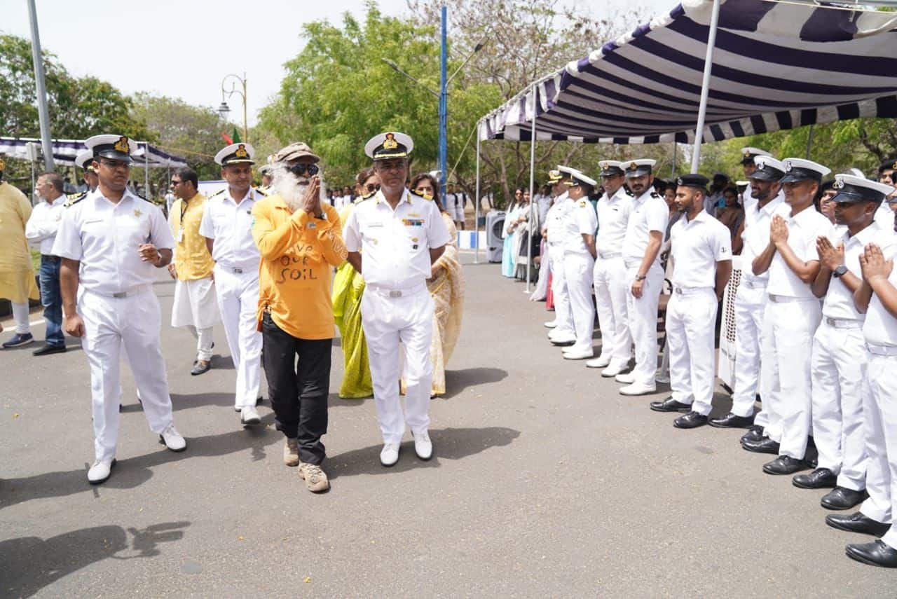 Sadghguru receives warm welcome by Indian Navy and people of Gujarat