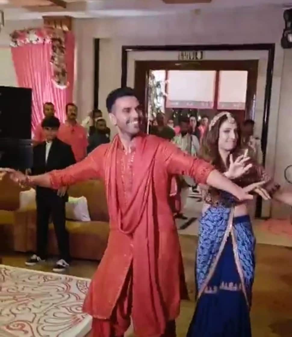 Deepak Chahar pulls out some dance moves with wife Jaya Bhardwaj during Sangeet ceremony. (Source: Twitter)