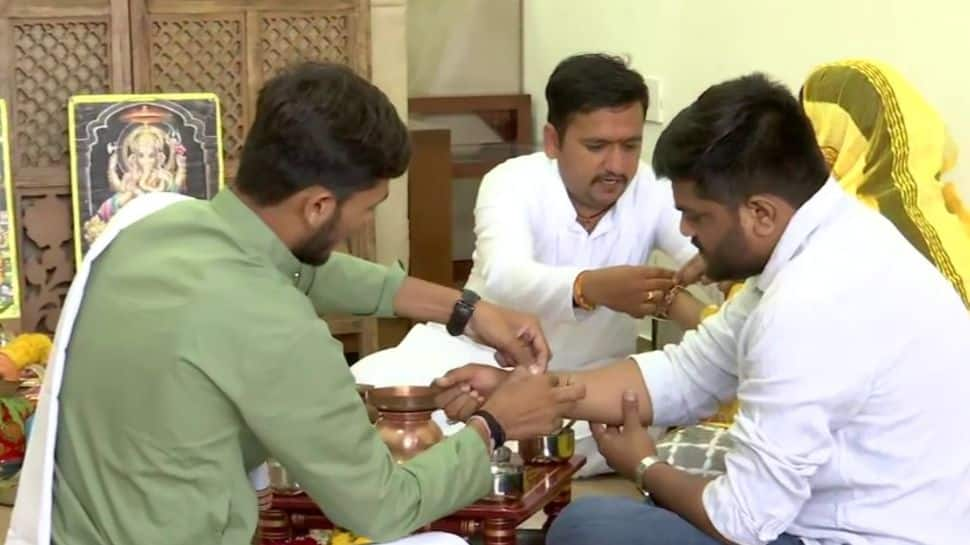 Ahead of joining BJP, Hardik Patel performs pooja, calls himself &#039;small soldier&#039; serving nation under PM Modi