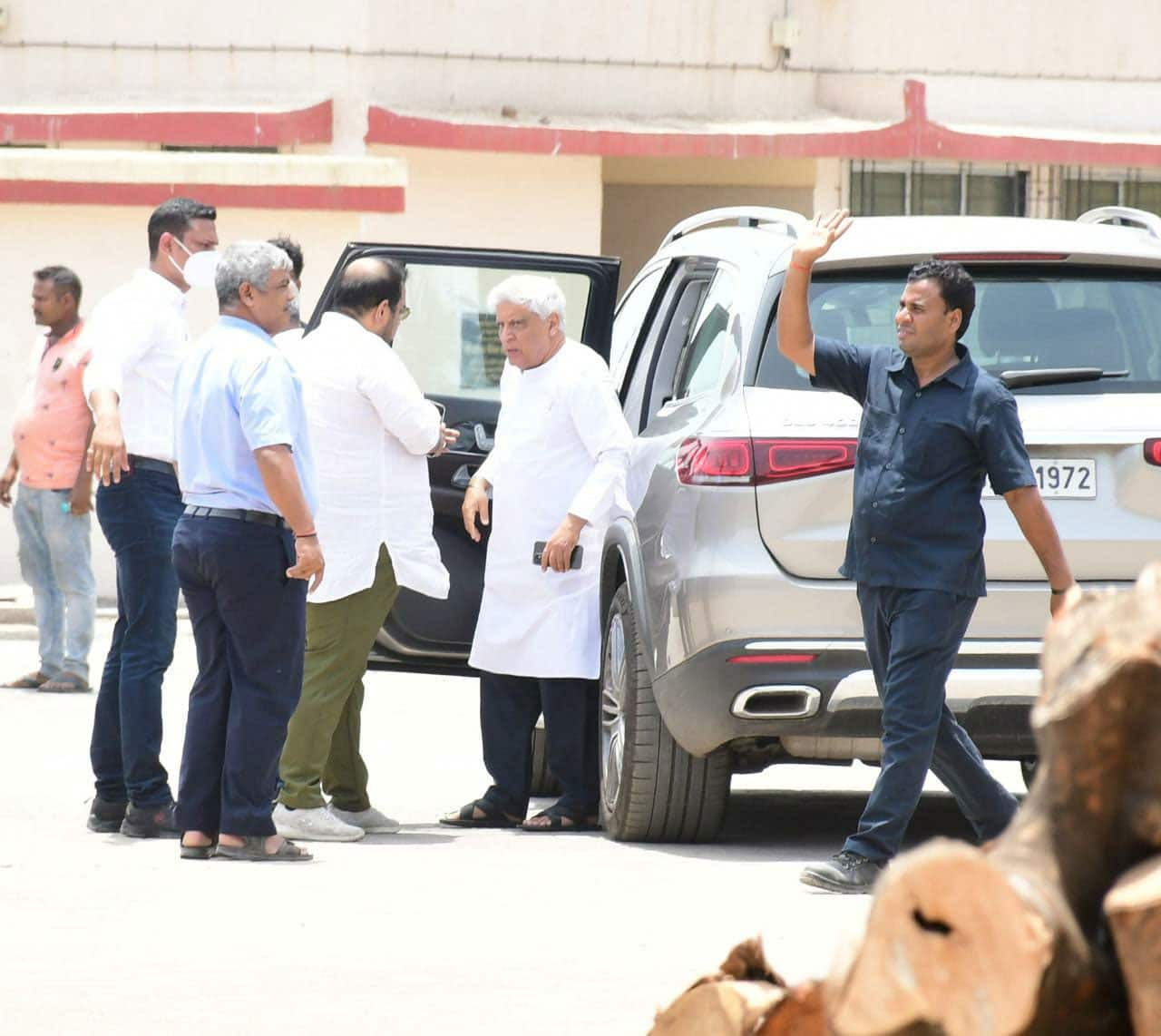 Javed Akhtar arrives for KK's funeral