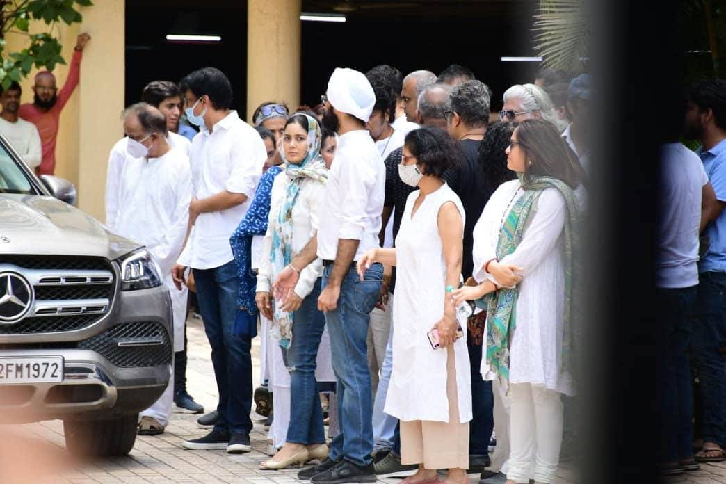 Singer Harshdeep Kaur among others at KK's funeral