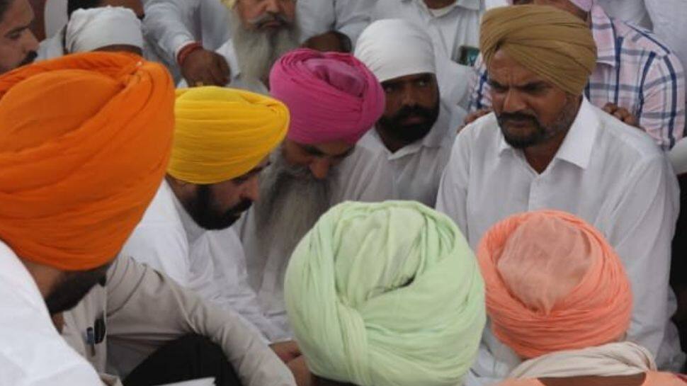 Punjab CM Bhagwant Mann visits Sidhu Moosewala&#039;s home in Mansa, expresses condolences to family