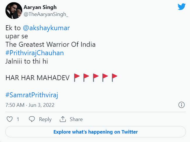 Akshay Kumar as Prithviraj gets a thumbs up!