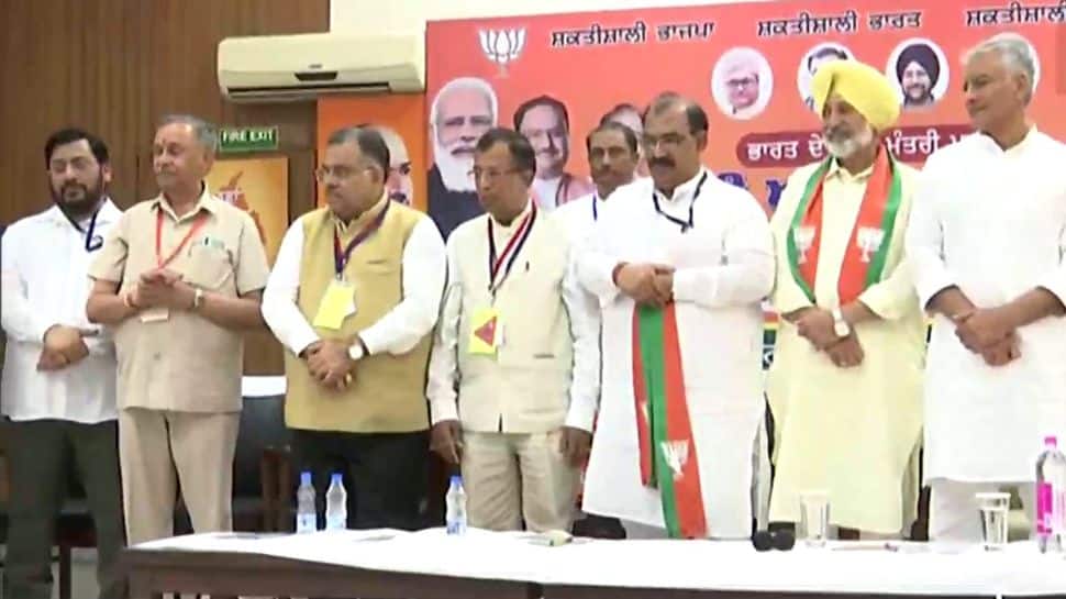 Punjab: Another setback for Congress, 6 leaders join BJP in Chandigarh