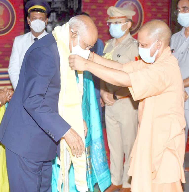 CM greets Prez Ram Nath Kovind with a garland