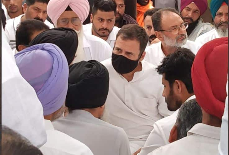 Rahul Gandhi visits slain Punjabi singer Sidhu Moosewala&#039;s house in Punjab 