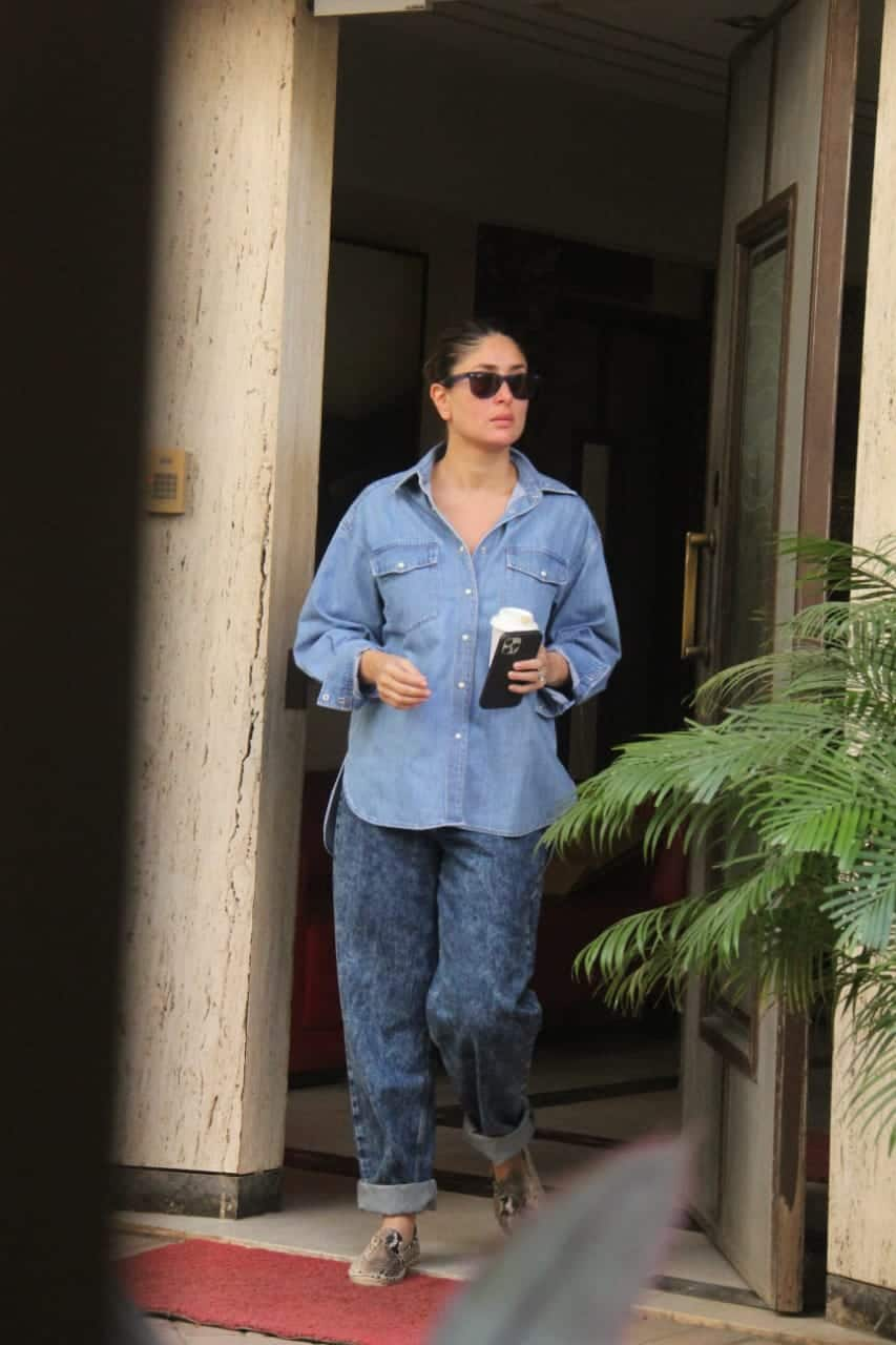 SEE PICS: Kareena Kapoor Khan flaunts her baby bump at the airport - India  Today