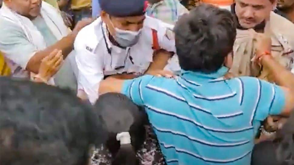 Six people, including 2 women, arrested for assaulting traffic inspector in south Delhi