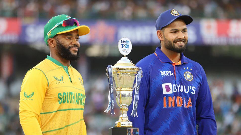 Both team captains pose with the trophy