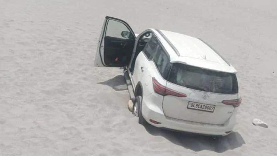 Leh Police slaps Rs 50,000 fine on Jaipur couple for driving Toyota Fortuner on Ladakh&#039;s sand dunes