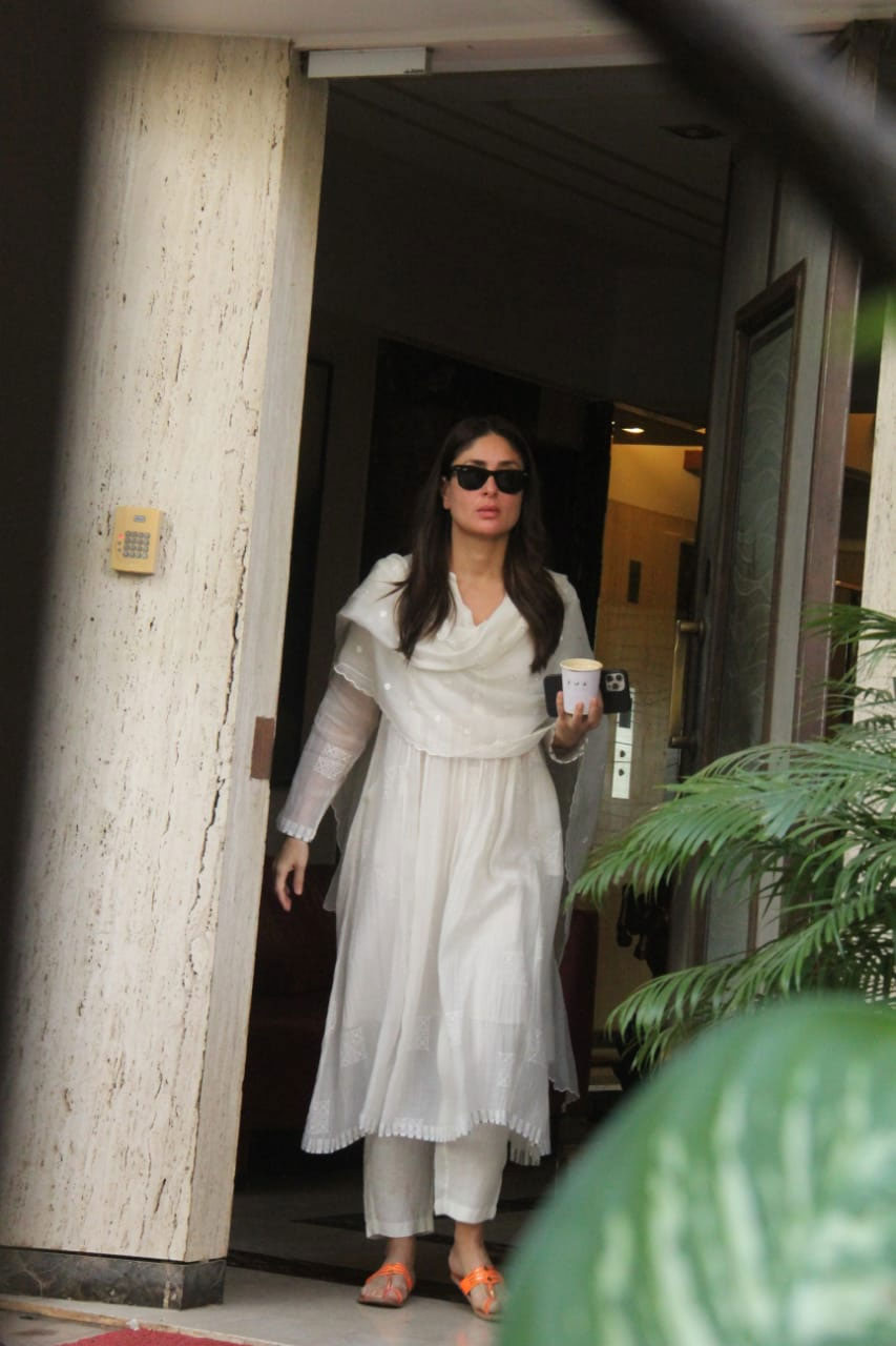 Kareena Kapoor ditches western wear, steps out in crisp white desi salwar-kameez - IN PICS | News | Zee News Kareena Kapoor ditches western wear, steps out in crisp white desi salwar-kameez - IN PICS | News | Zee News