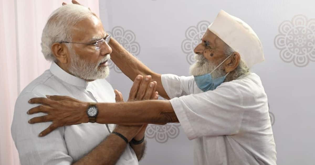 PM Narendra Modi meets his former school teacher in Gujarat, pic goes viral
